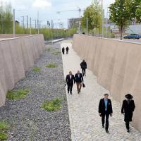 7200 Fuge durch den Lohsepark - Strecke vom ehem. Bahnhofsvorplatz zum Bahnsteig. | Lohseplatz - Lohsepark, Gedenkstätte Hamburger Hafencity.